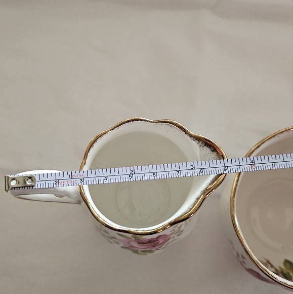 "American Beauty" cream and sugar by Royal Albert. - Picture 9 of 13